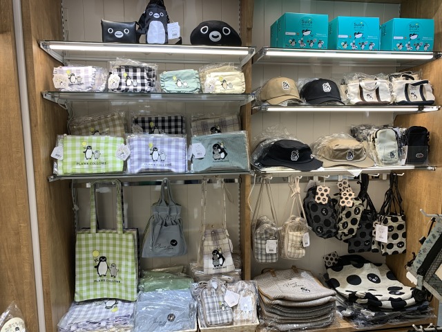 ポーチやポシェットなどワンポイントのSuicaペンギンがかわいいファッショングッズ