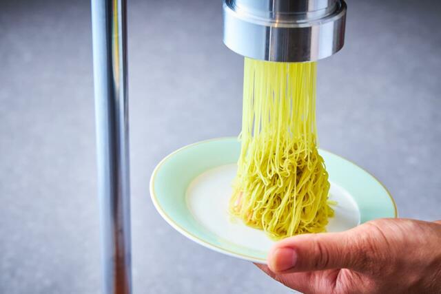 「【ディナー限定】ピスタチオの生絞りモンブラン」＜期間：2025年12月20日～12月25日＞【心ときめくクリスマスメニュー＆こだわり料理がお出迎え！ホテルメトロポリタン「クリスマススペシャル ビュッフェ」で特別なひととき♪】