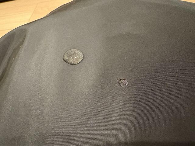 【GLOBAL WORK　撥水軽量7ポケットハンドルショルダー】撥水加工が施された素材を使用しているため、急な雨に降られても中身が濡れる心配なし！