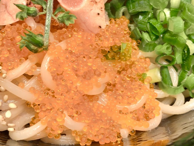 食感のアクセントにトビッコも！