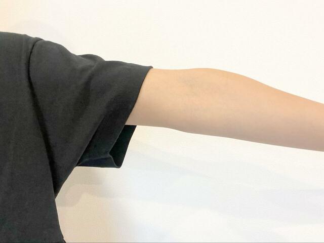 【FREAK'S STORE ウエスト ギャザー 切り替え ワンピース】袖は肘のやや上あたり。二の腕を気にしなくて良い長さです◎