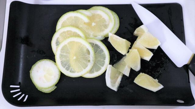 【プラキラ デカンタでフレーバーウォーター】刻んだレモンを1/4個分使用