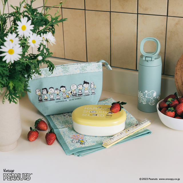 【PEANUTS×Afternoon Teaの新シリーズ】保冷ランチポーチ ¥1,980、抗菌ランチボックス(ベルト付き) ¥2,640、ランチカトラリー ¥990、ランチクロス ¥1,320、サーモスボトル500ml ¥4,840