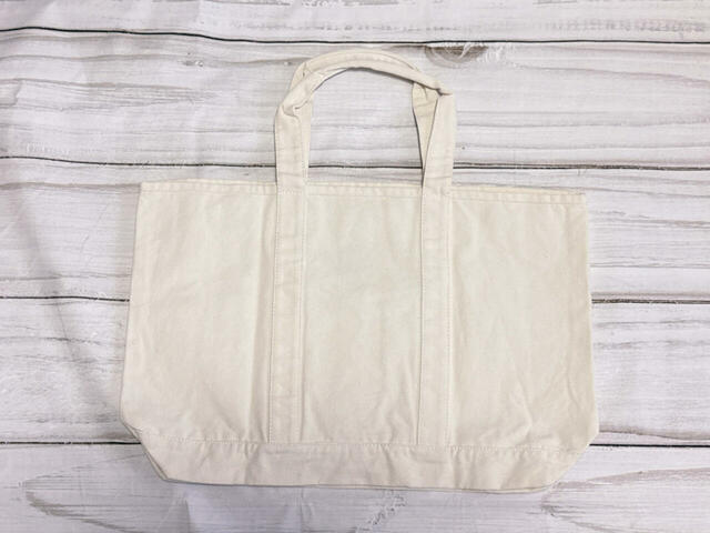 【紀ノ国屋×Suicaのペンギン】「ビッグトート いちご」背面は装飾がないシンプルなデザイン