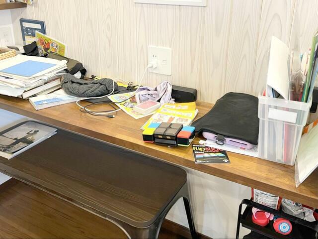 【BEFORE・使用前】気がつけば、テーブルに家族の“たまに使うアイテム”が積み重なっている状態……