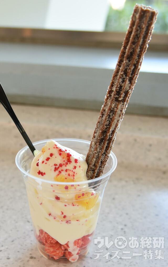 スペシャルサンデー（チーズソフトクリーム＆チュロス）(850円)