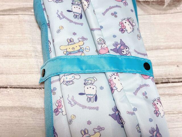 フロントにはベルト付きで、三つ折りにしてコンパクトにまとめることも可能