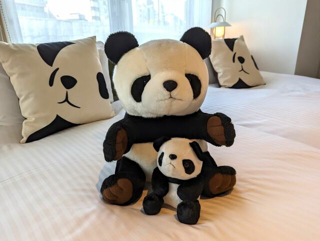 【三井ガーデンホテル上野】パンダのぬいぐるみで“ぬい撮り”を楽しんで ※大きなぬいぐるみは持ち帰りできません