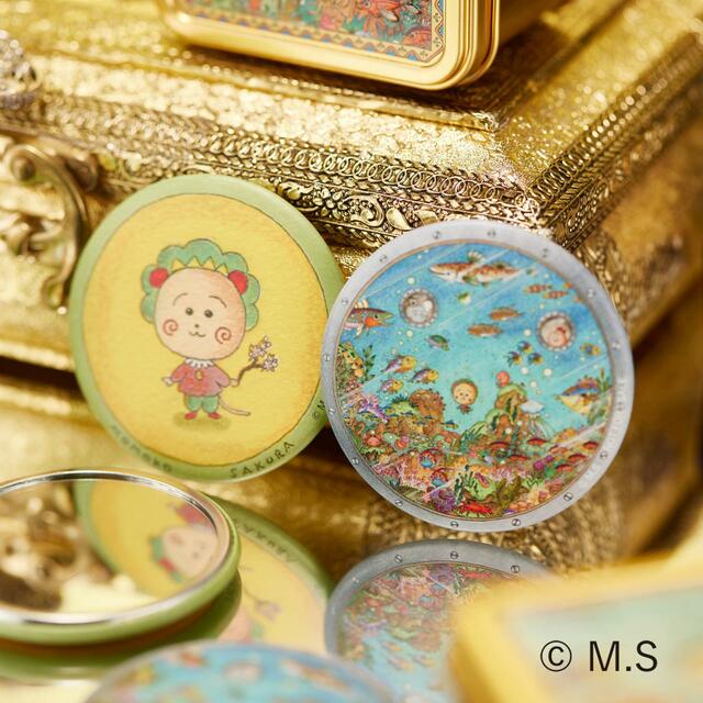 先着で、コジコジ缶にデザインされた扉絵のミニ鏡をプレゼント。会期中、会場でコジコジ缶を３缶お買い上げごとにミニ鏡を1個プレゼントいたします。２種類のミニ鏡よりお選びいただけます。※無くなり次第終了です。