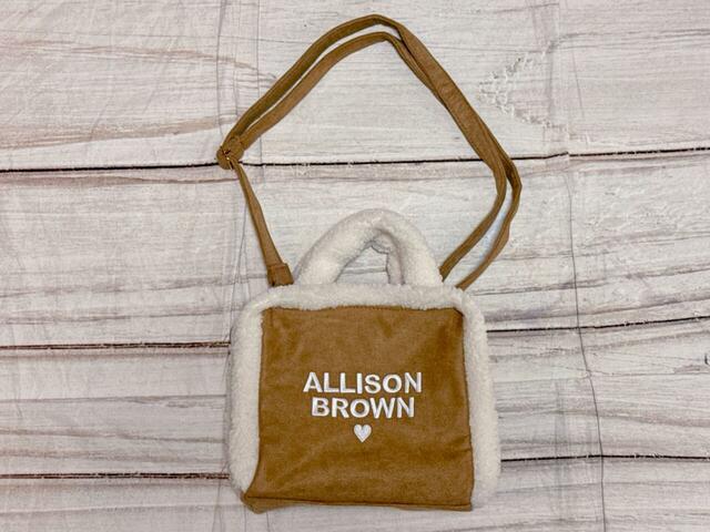 付属のショルダーストラップをつければポシェットに変身！