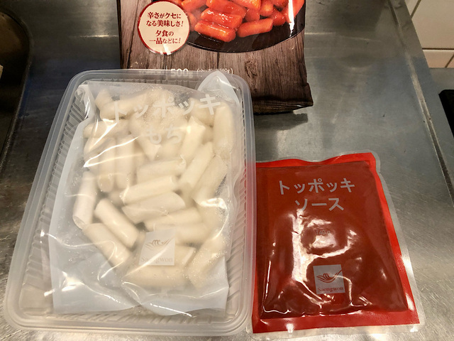 【業務スーパー　トッポッキ】ソースもついているので手軽に本格的な味を楽しめます