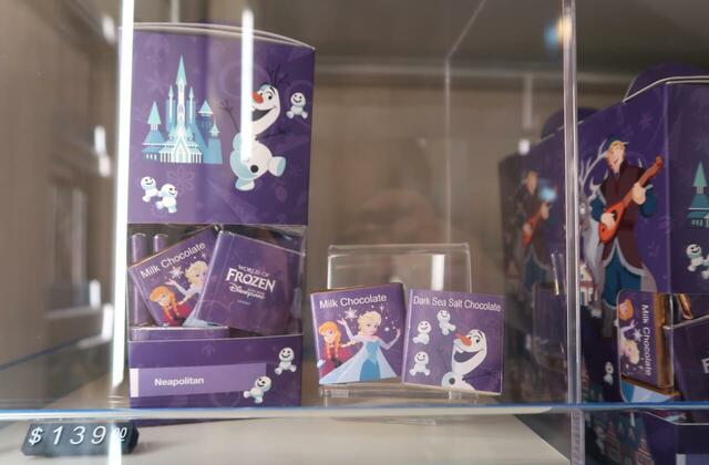 香港ディズニーランド　ゴディバ製のチョコレート　アナと雪の女王デザイン