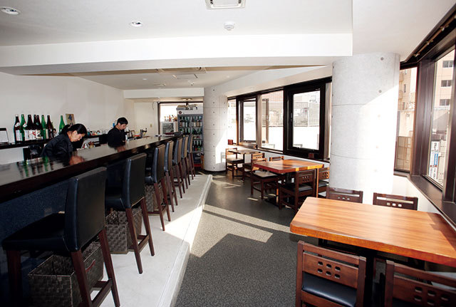 都内「うまい魚＆酒」が味わえる名店／日本酒BAR 希紡庵（池袋）　内観