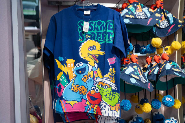 Tシャツ 4,500円｜ユニバーサル・スタジオ・ジャパン25周年グッズ