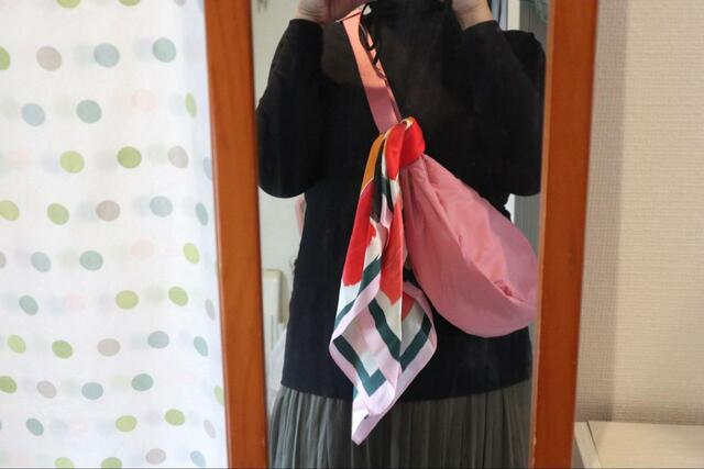 【UNIQLO ラウンドミニショルダーバッグ】スカーフを巻くととてもいい感じ