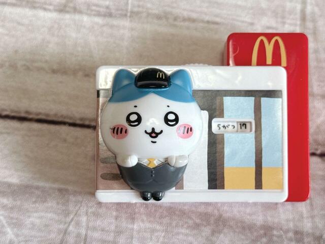【ちいかわハッピーセット第一弾／ハチワレのマクドナルドカレンダー】昨年のハッピーセットでは「よろこんでもらえるようにがんばりたい」という姿勢で働いていたハチワレ。なんだか少し自信をつけたようにも見えますね！