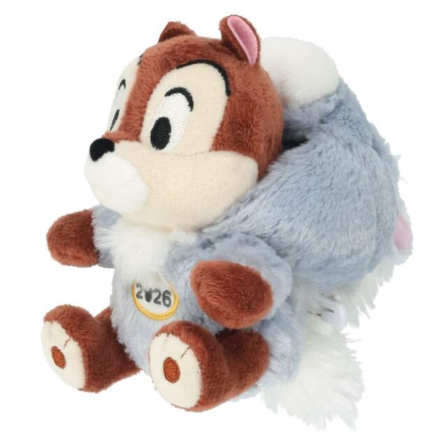 ぬいぐるみバッジ 2,400円|東京ディズニーリゾートお正月グッズ|販売店舗:東京ディズニーランド「グランドエンポーリアム」、東京ディズニーシー「タワー・オブ・テラー・メモラビリア」|発売日:2025年11月17日(月)