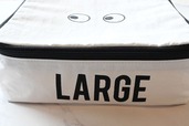【ユニクロ×ANYA HINDMARCH「スクエアポーチ」】LARGEと書かれた大きめポーチ
