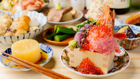 「海鮮刺身の升盛り」＜価格：3,300円（税込）＞【新鮮なお刺身やアツアツおでんなど全130品が2時間食べ飲み放題！「おすすめ屋PREMIUM」名古屋にオープン！】