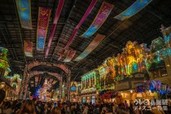 【TDL35周年】昼は紙吹雪、夜はプロジェクション! ディズニーランドの玄関が魔法に包まれる「セレブレーションストリート」