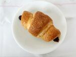 【セブン-イレブン 糖質を控えたチョコクロワッサン】控えめな見た目ながらもポテンシャルの高いロカボパン