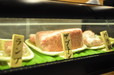 立ち食い焼肉を体験!／治郎丸　カウンターに並ぶ肉