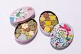 ◆Marche Bloom(洋菓子)【限定商品】シュシュブルーム フラワーガーデン〈価格〉1缶(16枚入)1,512円、【限定商品】シュシュブルーム リリーベース〈価格〉1缶(17枚入)1,620円