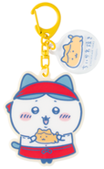 「ちいかわ焼き 店員さんなチャーム付きアクリルキーホルダー（ハチワレ）」＜価格：770円（税込）＞【「モモンガ」も「くりまんじゅう」も「ラッコ」も♪ふわふわ生地の可愛い「ちいかわ焼き」に新しいキャラクターが仲間入り！】
