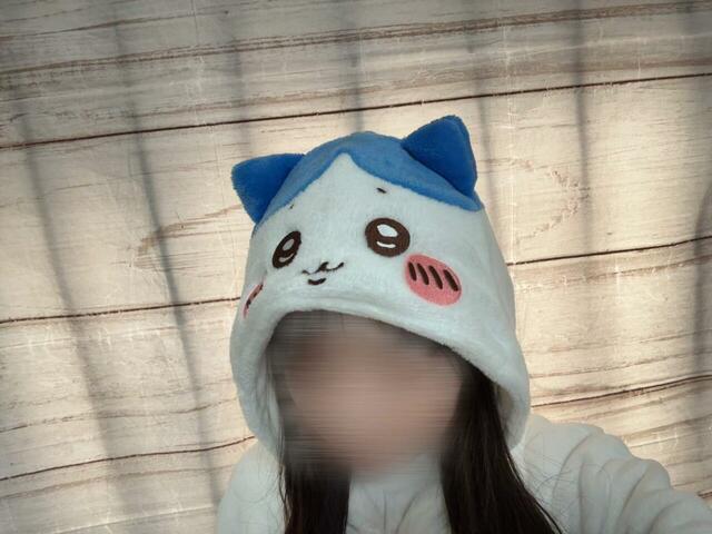 フードを被るとハチワレになれます！お耳がしっかり立っているのがかわいい♪