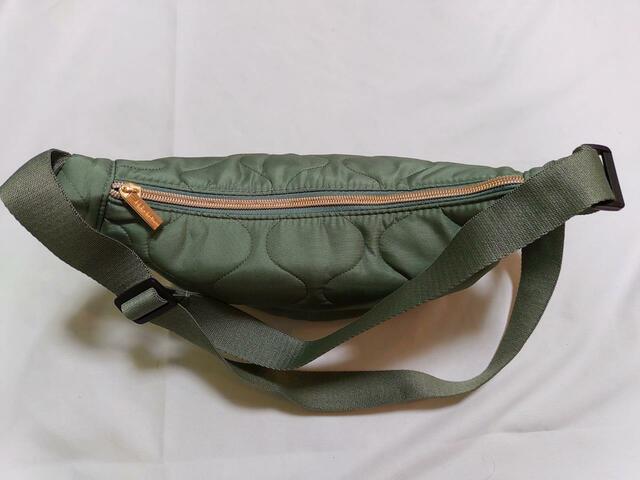 上部にファスナーあり