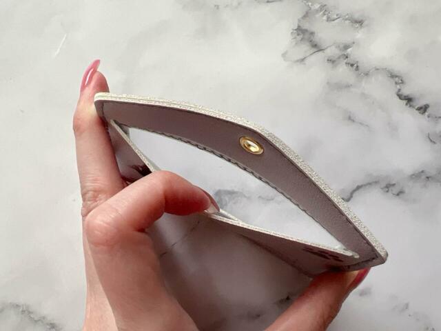 表面の口からカードを出し入れする仕様