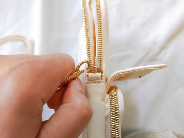 【クレイサス】丸カン部分にフックをかけてショルダーに【CLATHAS（クレイサス）のスマホポーチ アイボリー】宝島社：発売日5月31日、価格：3,168円（税込）スマホショルダーとミニ財布の機能を合わせた使いやすいデザイン。