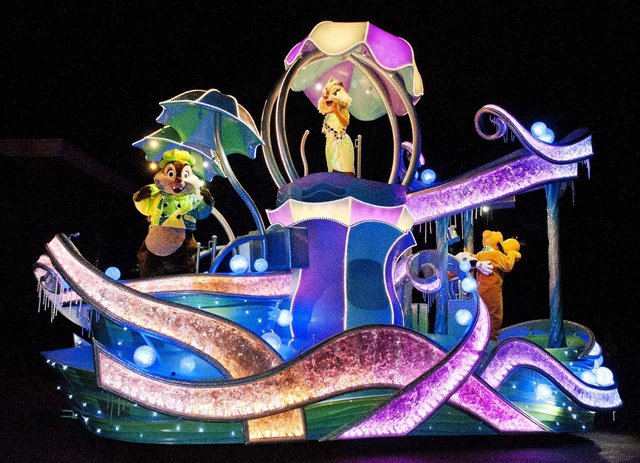 雨の日限定のミニパレード「ナイトフォール・グロウ」