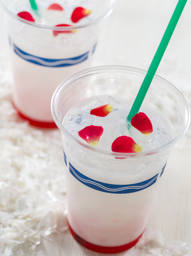 スパークリングカクテル(ヨーグルト&ストロベリーシロップ) 680円|東京ディズニーシー「カフェ・ポルトフィーノ」|東京ディズニーリゾート「ディズニー・クリスマス」