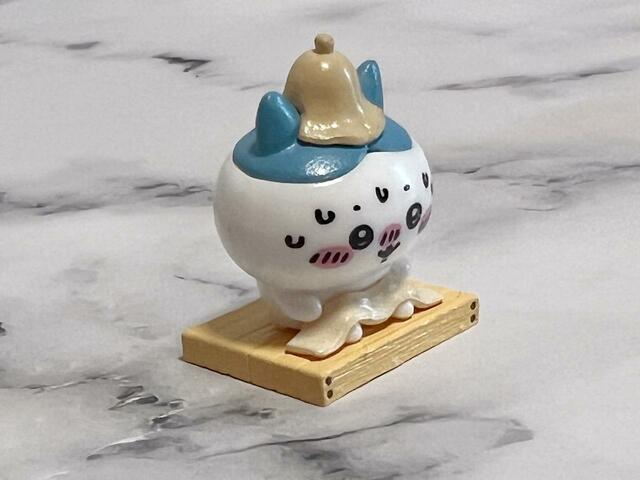 【びっくらたまご　ちいかわ】この絶妙な表情、癒されます…！