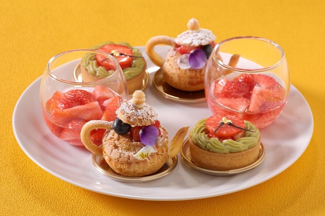 【シェラトン都ホテル大阪／レストラン＆ラウンジ・バー eu】アフタヌーンティーの2段目（ティーポットシュー / 時計タルトフレーズ / ベリーのマチェドニア）