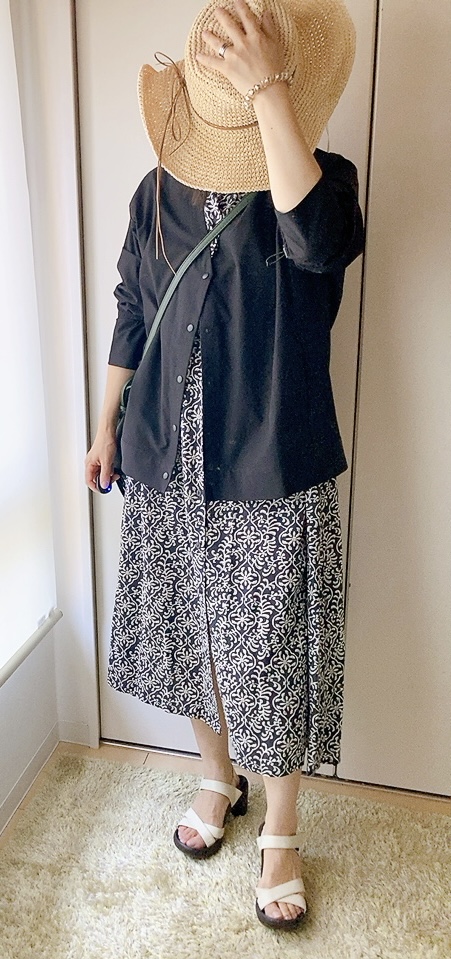 【ファッションセンターしまむら HIPTシャーリングワンピース】コーデ例6：黒のカーディガンと帽子を合わせた旅行スタイル