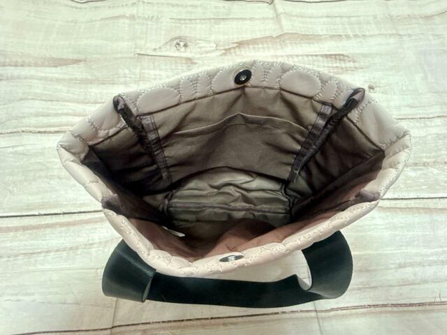 内側には吊りポケットが1つついています