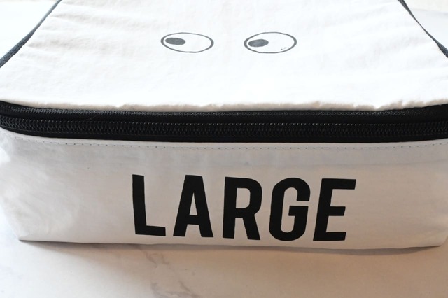 【ユニクロ×ANYA HINDMARCH「スクエアポーチ」】LARGEと書かれた大きめポーチ