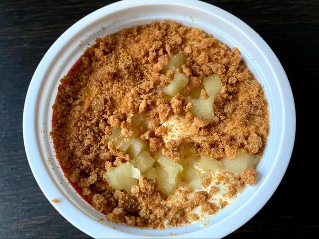 【ファミリーマート グラニースミス　りんご&シナモンクッキーアイス 】たっぷりのクッキーがたまりません