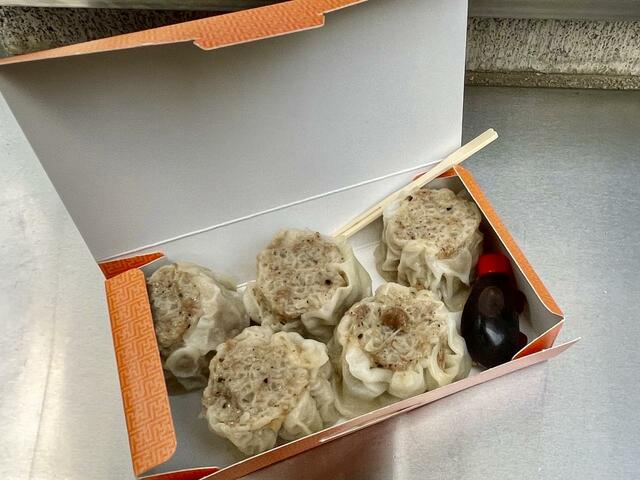 【茶寮 中野店】セイロで1個1個蒸されていた肉焼売を、タレといっしょに箱に詰めてくれる