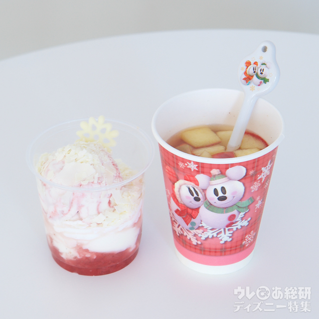 （左）パンナコッタ＆ストロベリーサンデー 500円｜（右）アップル＆シナモンのホットドリンク 400円