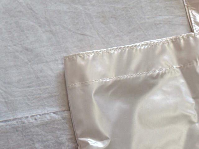 素材はポリエステル。やや薄手の生地