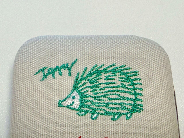 【cookpad plus 2025年春号増刊付録】表ははりねずみ3きょうだいの刺繍デザイン。この子は好奇心旺盛で活発なイギーです♪