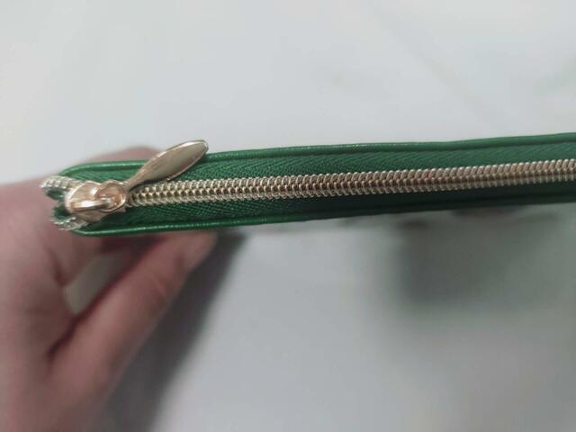 チャック部分はゴールドで、品があります