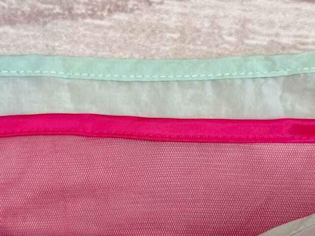 メッシュポケットのカラーはロゴとお揃いのチェリーピンク♪配色がかわいい〜！