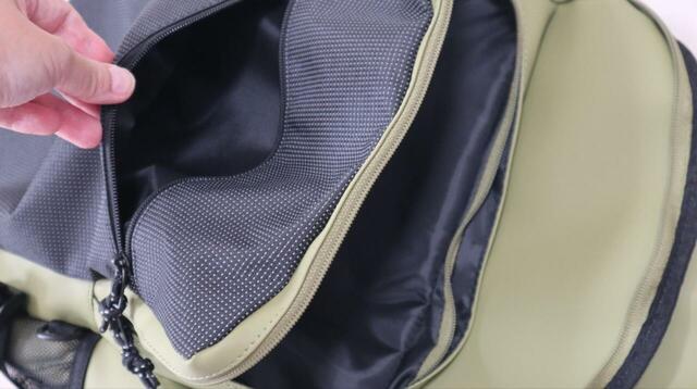 【ワークマン リフレクトソフトPUリュック】本体外側の前面にはポケットが2層。内側にはポケットが1つあり、ノートPCやタブレットも収納可能です