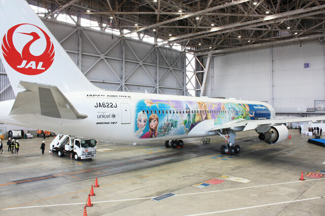 特別塗装機を後方上部から見たカット。高所作業車に乗って撮影させていただいたのですが、ハーネスを付けてもなかなかの高さでけっこう怖かったです…【JAL Fantastic Journey Express】