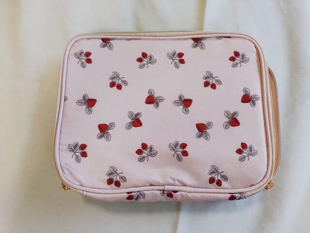 【ゼクシィ5月号:付録 Afternoon Tea LIVING ブライズBIGポーチ】ポーチはどの面を見ても同じ柄で統一