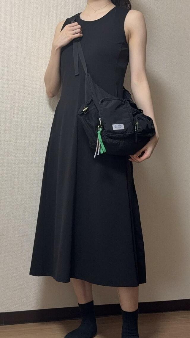 【niko and ... オリジナルライトパッカブルマルチショルダーバッグ】フェミニンなワンピースでも、キャップやスニーカー、バッグでカジュアルダウンすればこなれた印象に！
